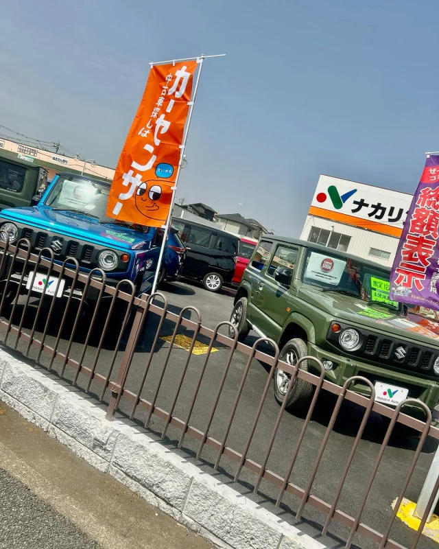 先日入庫のお知らせをさせて頂きましたジムニーを少しリメイクしてみました🚗
前後バンパーボディ同色塗装になります。
イメージはベンツGクラスのような雰囲気です✨
なかなか見掛けないですよ🎵  もう1台ブルー/ブラックツートンが入庫しております。  どちらも限定1台なので、気になる方はぜひお問い合わせ下さい☆